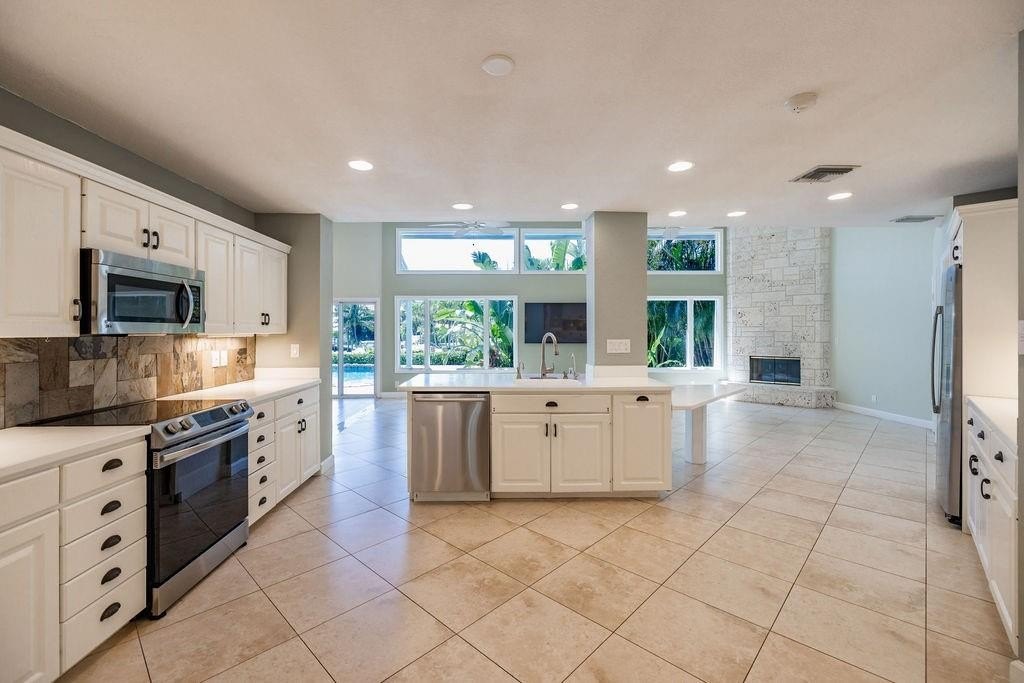 Lighthouse Point, Florida, 33064, United States, 4 Bedrooms Bedrooms, ,4 BathroomsBathrooms,Residential,Forsale,1884543