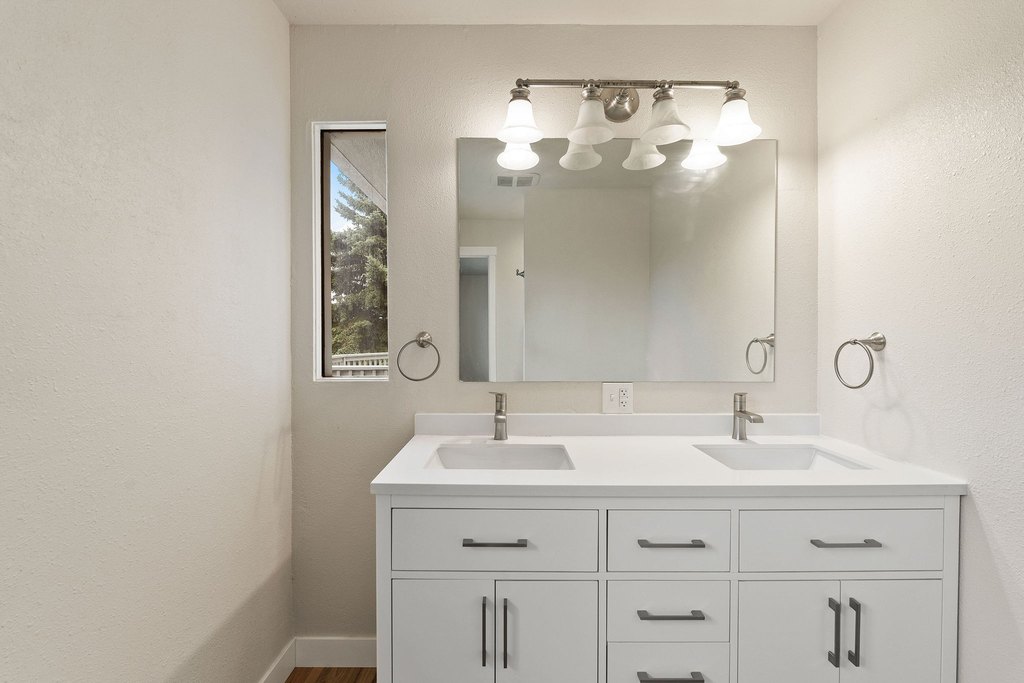 Bigfork, Montana, 59911, United States, 5 Bedrooms Bedrooms, ,3 BathroomsBathrooms,Residential,Forsale,1986975