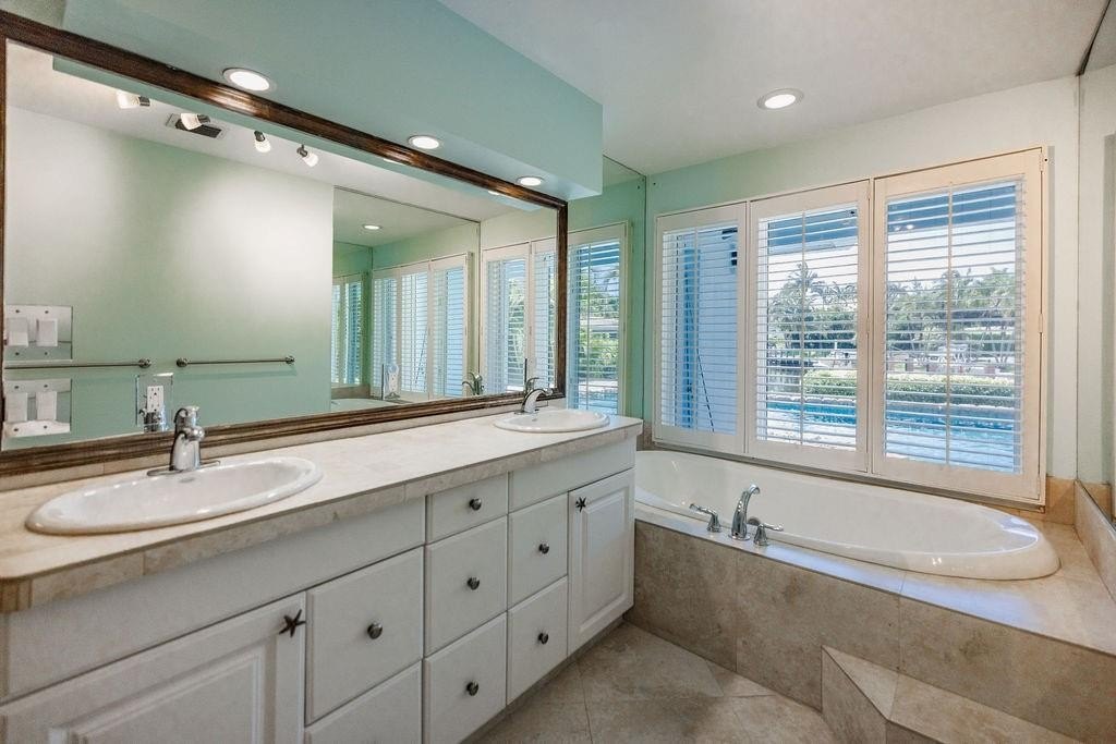 Lighthouse Point, Florida, 33064, United States, 4 Bedrooms Bedrooms, ,4 BathroomsBathrooms,Residential,Forsale,1884543