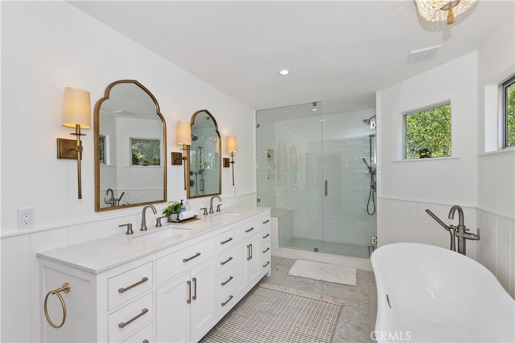 Lake Arrowhead, California, 92352, United States, 4 Bedrooms Bedrooms, ,5 BathroomsBathrooms,Residential,Forsale,1886297