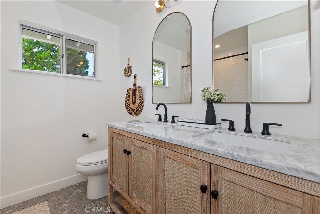 Lake Arrowhead, California, 92352, United States, 4 Bedrooms Bedrooms, ,5 BathroomsBathrooms,Residential,Forsale,1886297