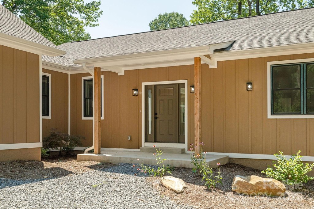 Flat Rock, North Carolina, 28731, United States, 3 Bedrooms Bedrooms, ,2 BathroomsBathrooms,Residential,Forsale,1904887