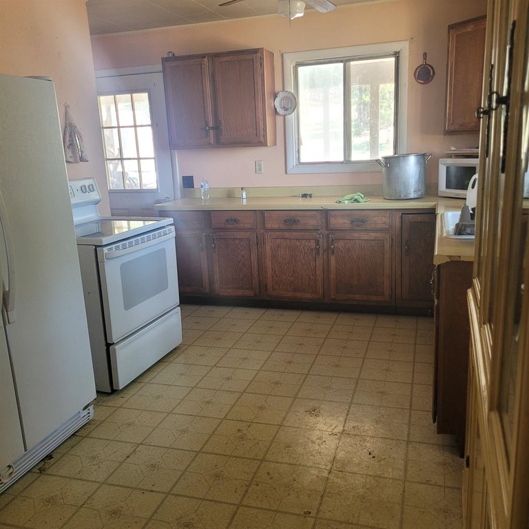 Custer, South Dakota, 57730, United States, 2 Bedrooms Bedrooms, ,1.5 BathroomsBathrooms,Residential,Forsale,1919005