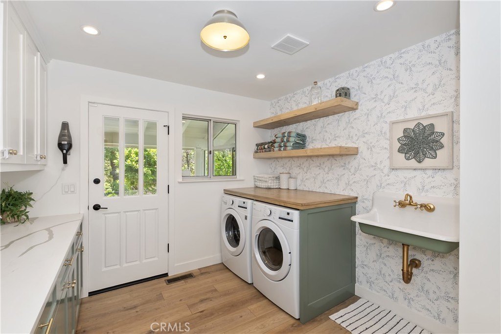 Lake Arrowhead, California, 92352, United States, 4 Bedrooms Bedrooms, ,5 BathroomsBathrooms,Residential,Forsale,1886297