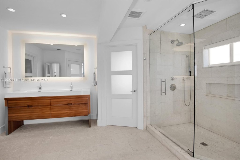 Key Largo, Florida, 33037, United States, 4 Bedrooms Bedrooms, ,3.5 BathroomsBathrooms,Residential,Forsale,1944347