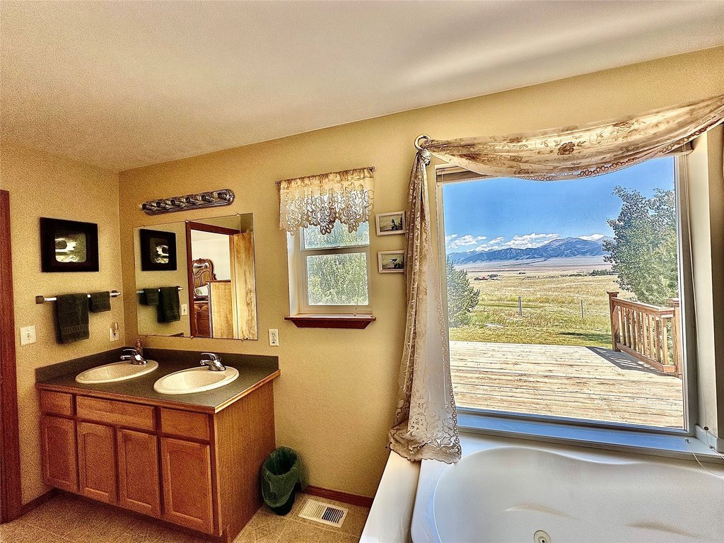 Ennis, Montana, 59729, United States, 5 Bedrooms Bedrooms, ,3 BathroomsBathrooms,Residential,Forsale,1986986