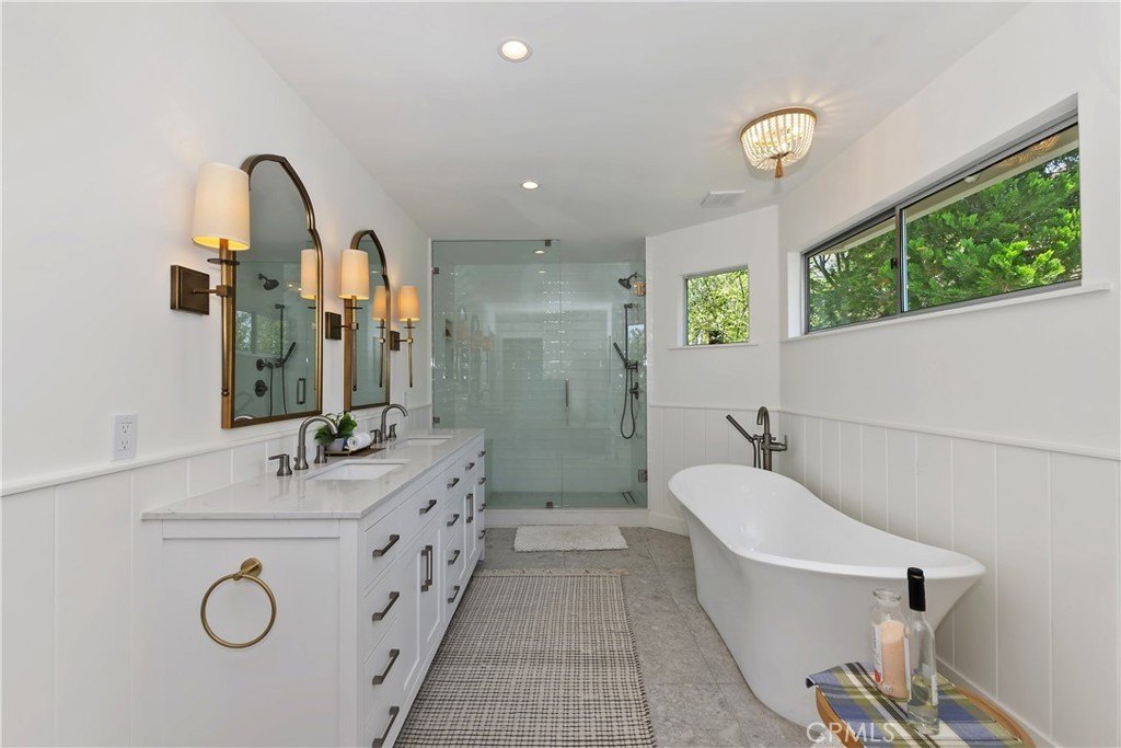 Lake Arrowhead, California, 92352, United States, 4 Bedrooms Bedrooms, ,5 BathroomsBathrooms,Residential,Forsale,1886297