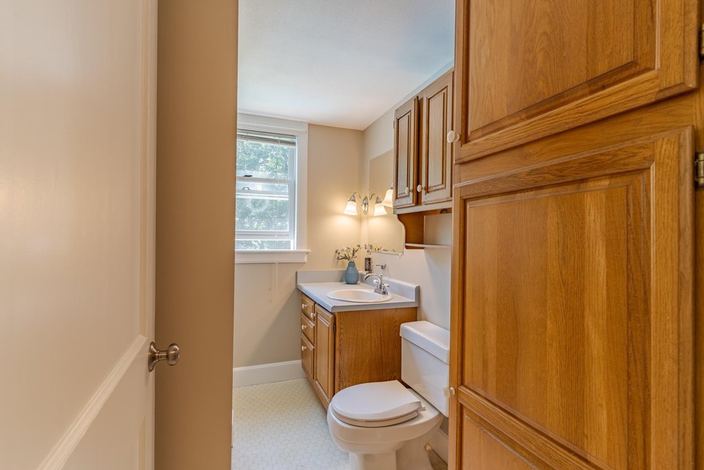 Hampton Falls, New Hampshire, 03844, United States, 3 Bedrooms Bedrooms, ,2 BathroomsBathrooms,Residential,Forsale,1934014