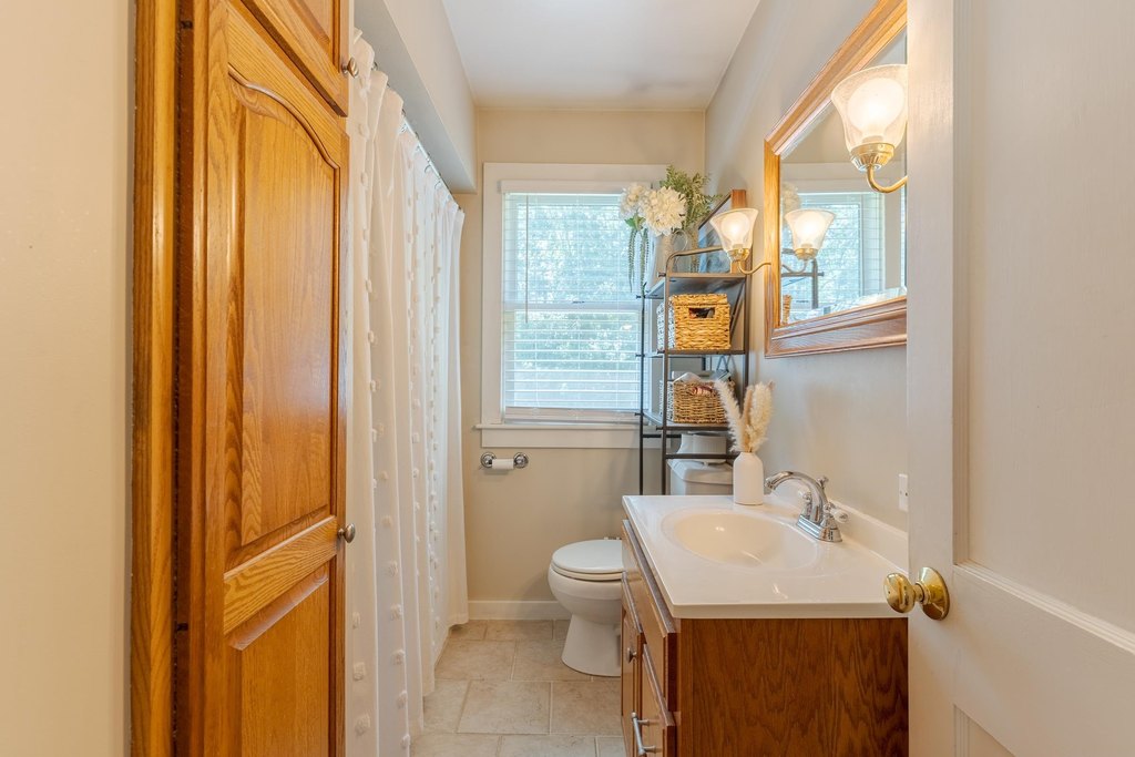 Hampton Falls, New Hampshire, 03844, United States, 3 Bedrooms Bedrooms, ,2 BathroomsBathrooms,Residential,Forsale,1934014