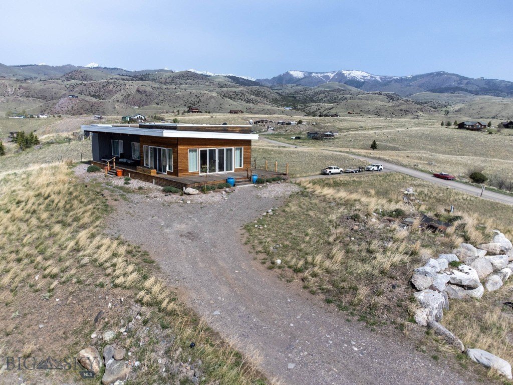 Emigrant, Montana, 59027, United States, 2 Bedrooms Bedrooms, ,2 BathroomsBathrooms,Residential,Forsale,1914993