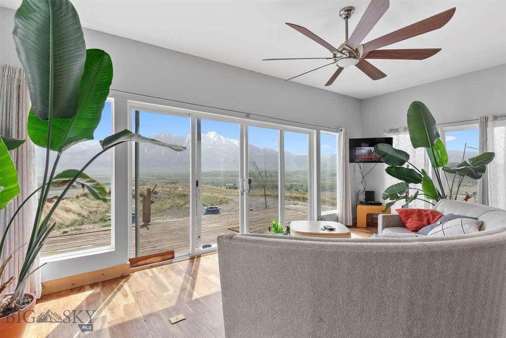 Emigrant, Montana, 59027, United States, 2 Bedrooms Bedrooms, ,2 BathroomsBathrooms,Residential,Forsale,1914993