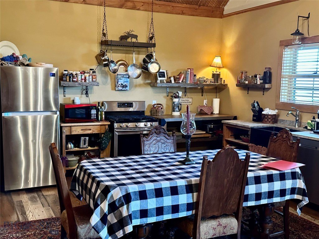 Ennis, Montana, 59729, United States, 3 Bedrooms Bedrooms, ,2 BathroomsBathrooms,Residential,Forsale,1894848