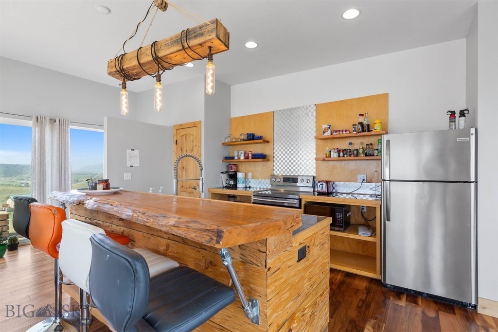 Emigrant, Montana, 59027, United States, 2 Bedrooms Bedrooms, ,2 BathroomsBathrooms,Residential,Forsale,1914993
