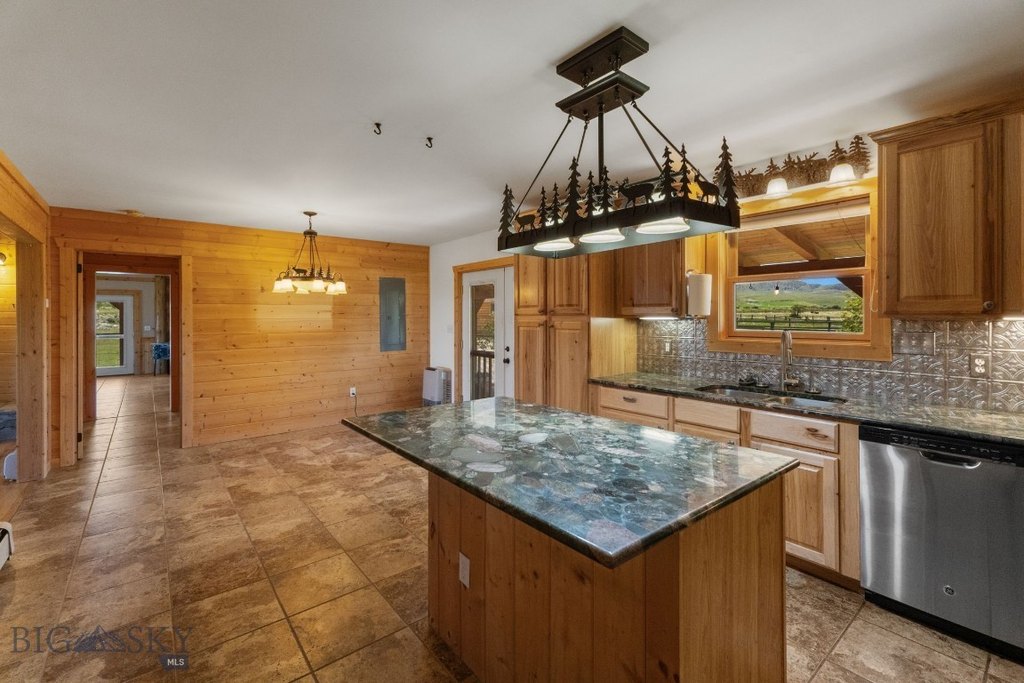 Sheridan, Montana, 59749, United States, 3 Bedrooms Bedrooms, ,3 BathroomsBathrooms,Residential,Forsale,1941167