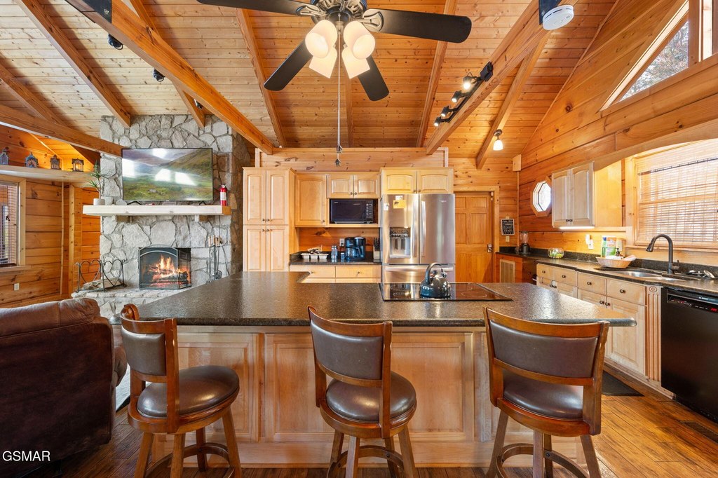 Gatlinburg, Tennessee, 37738, United States, 3 Bedrooms Bedrooms, ,2.5 BathroomsBathrooms,Residential,Forsale,1936713