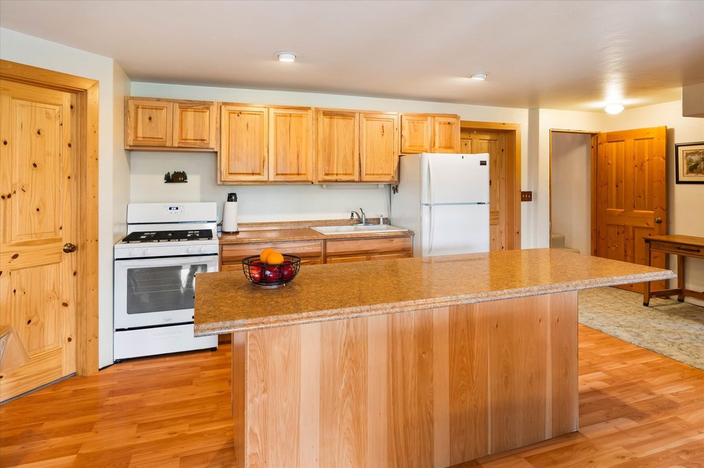 Polebridge, Montana, 59928, United States, 11 Bedrooms Bedrooms, ,8 BathroomsBathrooms,Residential,Forsale,1941151