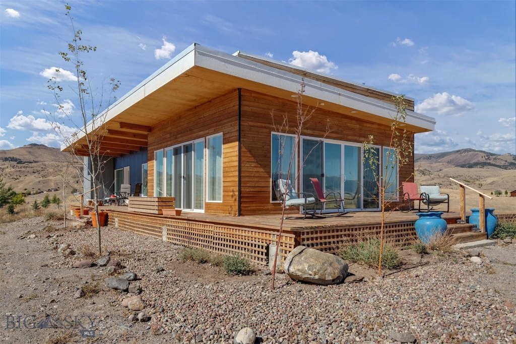 Emigrant, Montana, 59027, United States, 2 Bedrooms Bedrooms, ,2 BathroomsBathrooms,Residential,Forsale,1914993