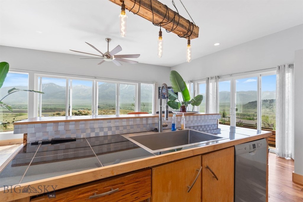 Emigrant, Montana, 59027, United States, 2 Bedrooms Bedrooms, ,2 BathroomsBathrooms,Residential,Forsale,1914993