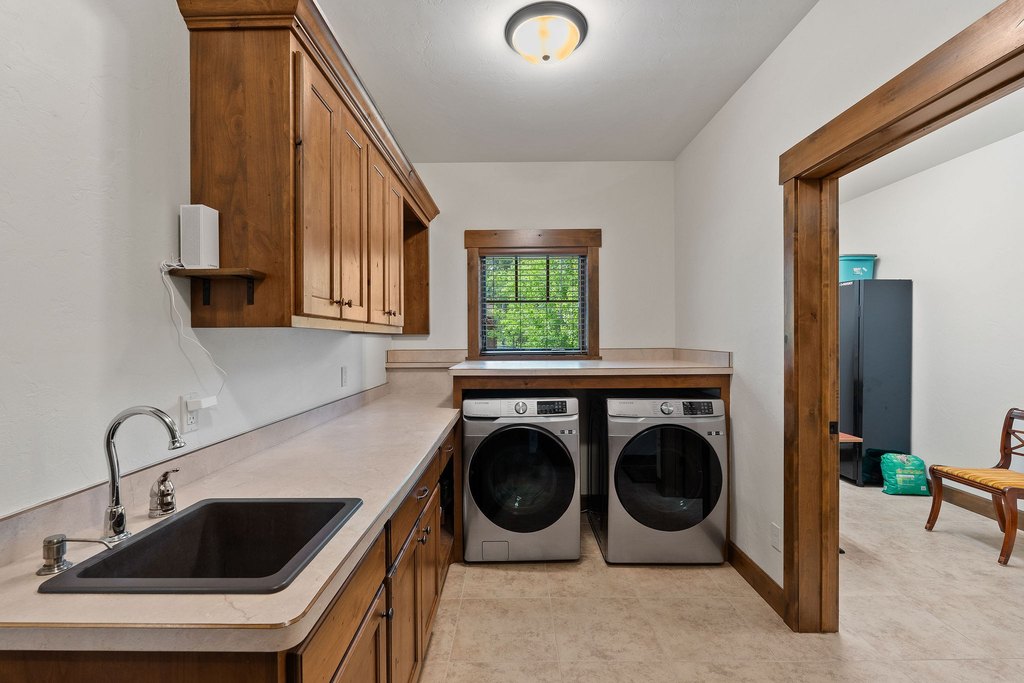 Columbia Falls, Montana, 59912, United States, 3 Bedrooms Bedrooms, ,3 BathroomsBathrooms,Residential,Forsale,1894901
