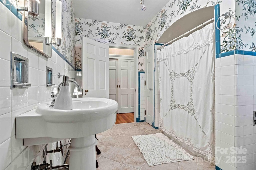 Hickory, North Carolina, 28601, United States, 4 Bedrooms Bedrooms, ,3.5 BathroomsBathrooms,Residential,Forsale,1985895