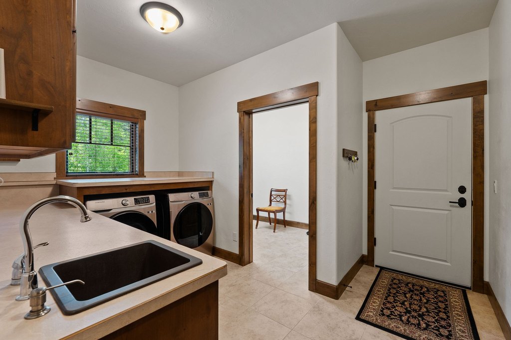 Columbia Falls, Montana, 59912, United States, 3 Bedrooms Bedrooms, ,3 BathroomsBathrooms,Residential,Forsale,1894901