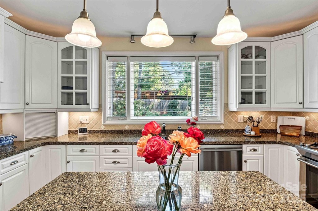 Hickory, North Carolina, 28601, United States, 4 Bedrooms Bedrooms, ,3.5 BathroomsBathrooms,Residential,Forsale,1985895