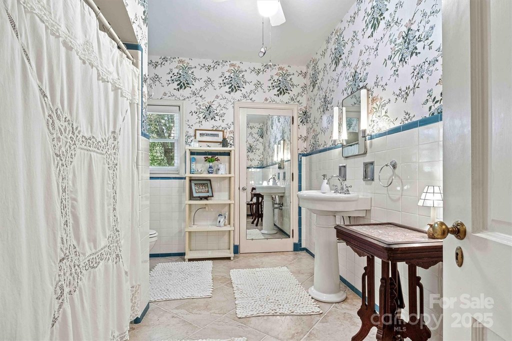 Hickory, North Carolina, 28601, United States, 4 Bedrooms Bedrooms, ,3.5 BathroomsBathrooms,Residential,Forsale,1985895