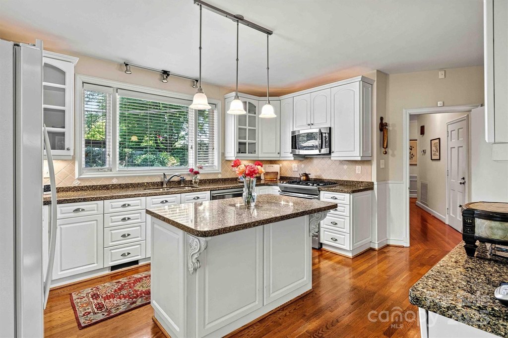 Hickory, North Carolina, 28601, United States, 4 Bedrooms Bedrooms, ,3.5 BathroomsBathrooms,Residential,Forsale,1985895