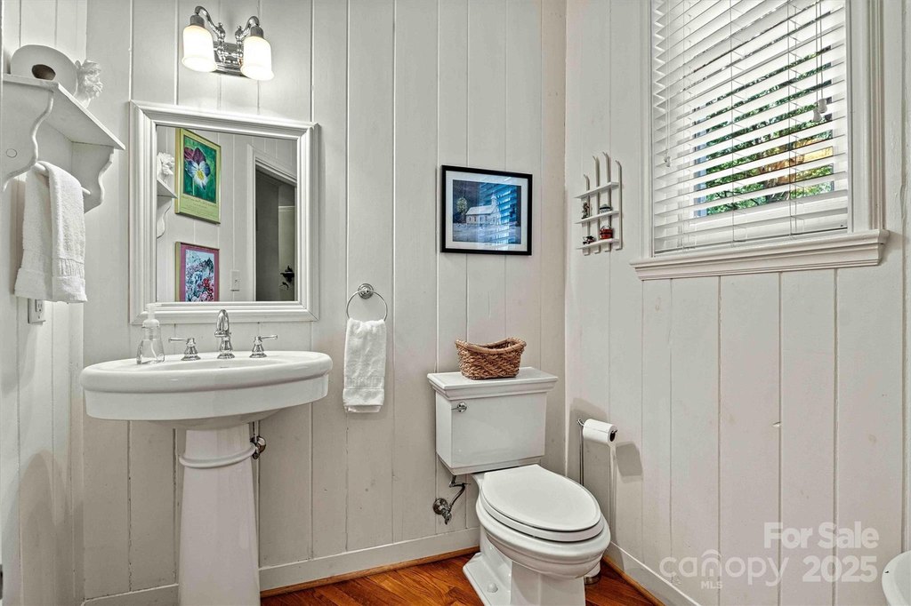 Hickory, North Carolina, 28601, United States, 4 Bedrooms Bedrooms, ,3.5 BathroomsBathrooms,Residential,Forsale,1985895