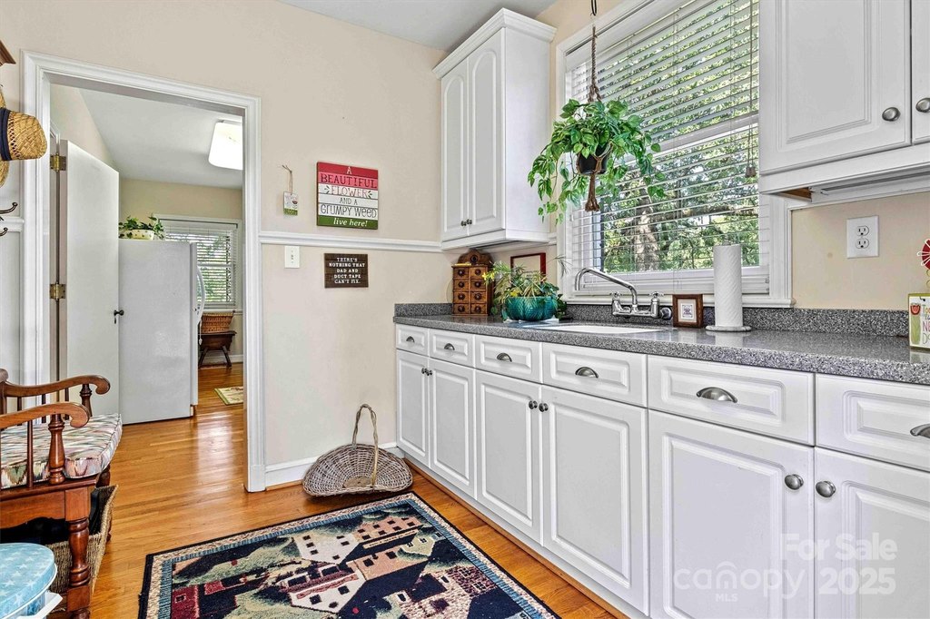 Hickory, North Carolina, 28601, United States, 4 Bedrooms Bedrooms, ,3.5 BathroomsBathrooms,Residential,Forsale,1985895