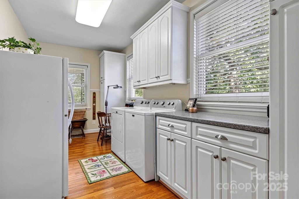 Hickory, North Carolina, 28601, United States, 4 Bedrooms Bedrooms, ,3.5 BathroomsBathrooms,Residential,Forsale,1985895