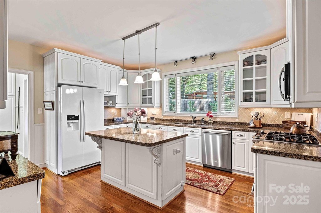 Hickory, North Carolina, 28601, United States, 4 Bedrooms Bedrooms, ,3.5 BathroomsBathrooms,Residential,Forsale,1985895