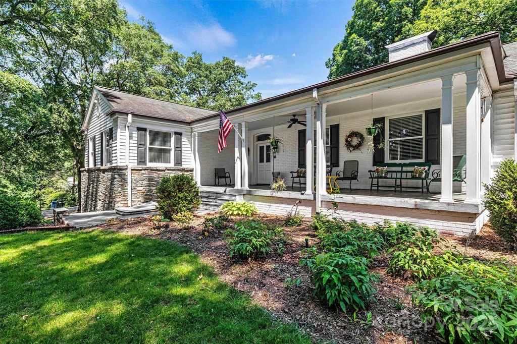 Hickory, North Carolina, 28601, United States, 4 Bedrooms Bedrooms, ,3.5 BathroomsBathrooms,Residential,Forsale,1985895