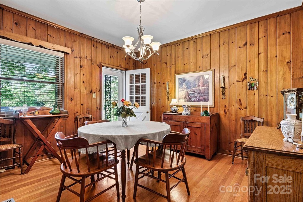 Hickory, North Carolina, 28601, United States, 4 Bedrooms Bedrooms, ,3.5 BathroomsBathrooms,Residential,Forsale,1985895