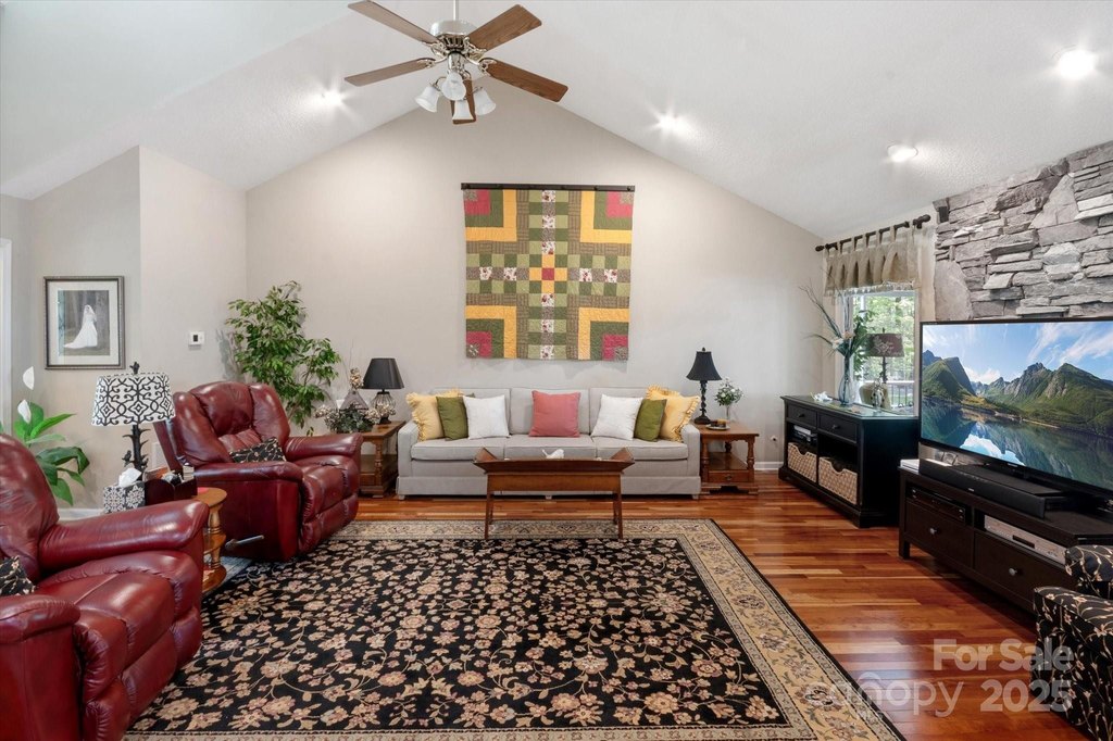 Saluda, North Carolina, 28773, United States, 3 Bedrooms Bedrooms, ,2 BathroomsBathrooms,Residential,Forsale,1886040