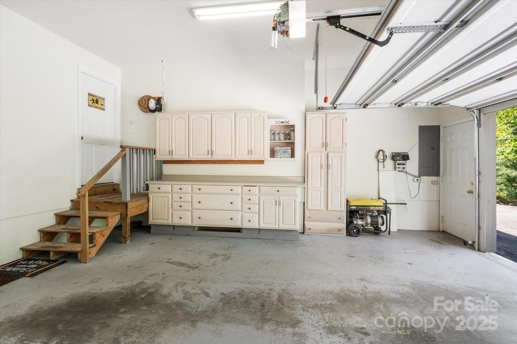 Saluda, North Carolina, 28773, United States, 3 Bedrooms Bedrooms, ,2 BathroomsBathrooms,Residential,Forsale,1886040