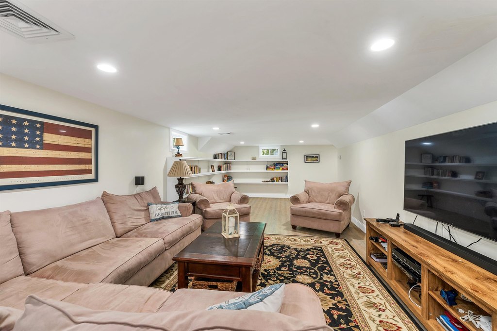 Wolfeboro, New Hampshire, 03894, United States, 3 Bedrooms Bedrooms, ,2.5 BathroomsBathrooms,Residential,Forsale,1941237