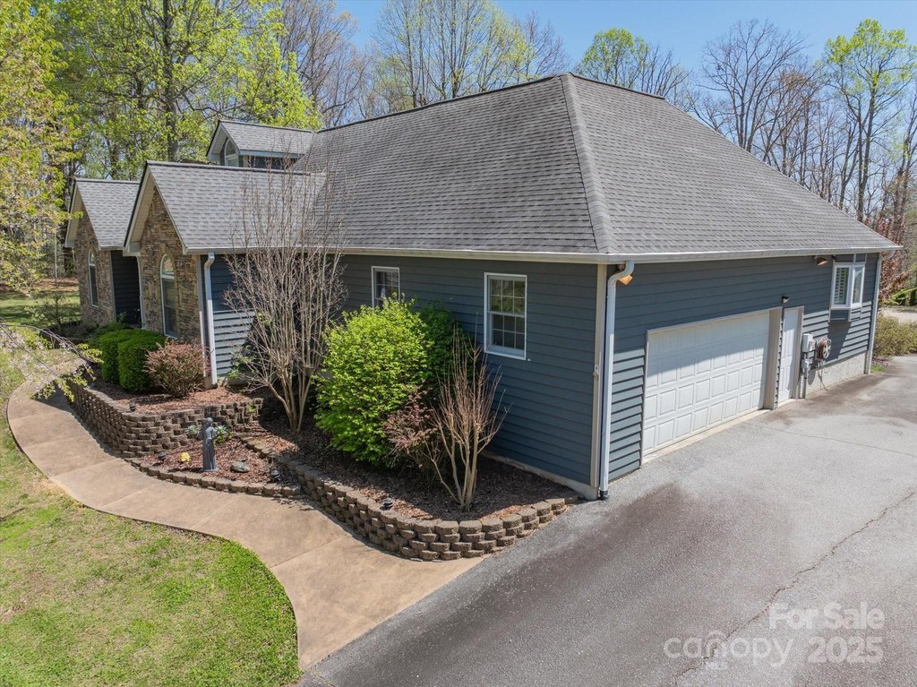Saluda, North Carolina, 28773, United States, 3 Bedrooms Bedrooms, ,2 BathroomsBathrooms,Residential,Forsale,1886040