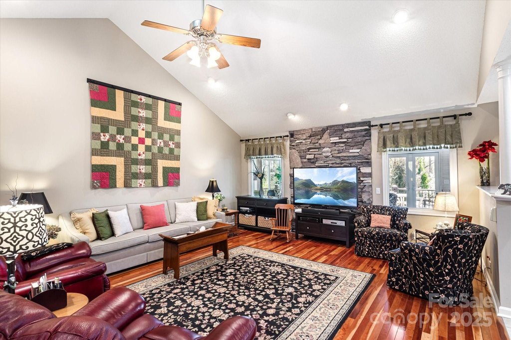 Saluda, North Carolina, 28773, United States, 3 Bedrooms Bedrooms, ,2 BathroomsBathrooms,Residential,Forsale,1886040