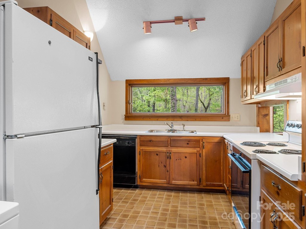 Tryon, North Carolina, 28782, United States, 4 Bedrooms Bedrooms, ,2.5 BathroomsBathrooms,Residential,Forsale,1886048