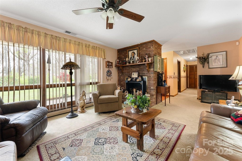 Leicester, North Carolina, 28748, United States, 3 Bedrooms Bedrooms, ,2 BathroomsBathrooms,Residential,Forsale,1960258