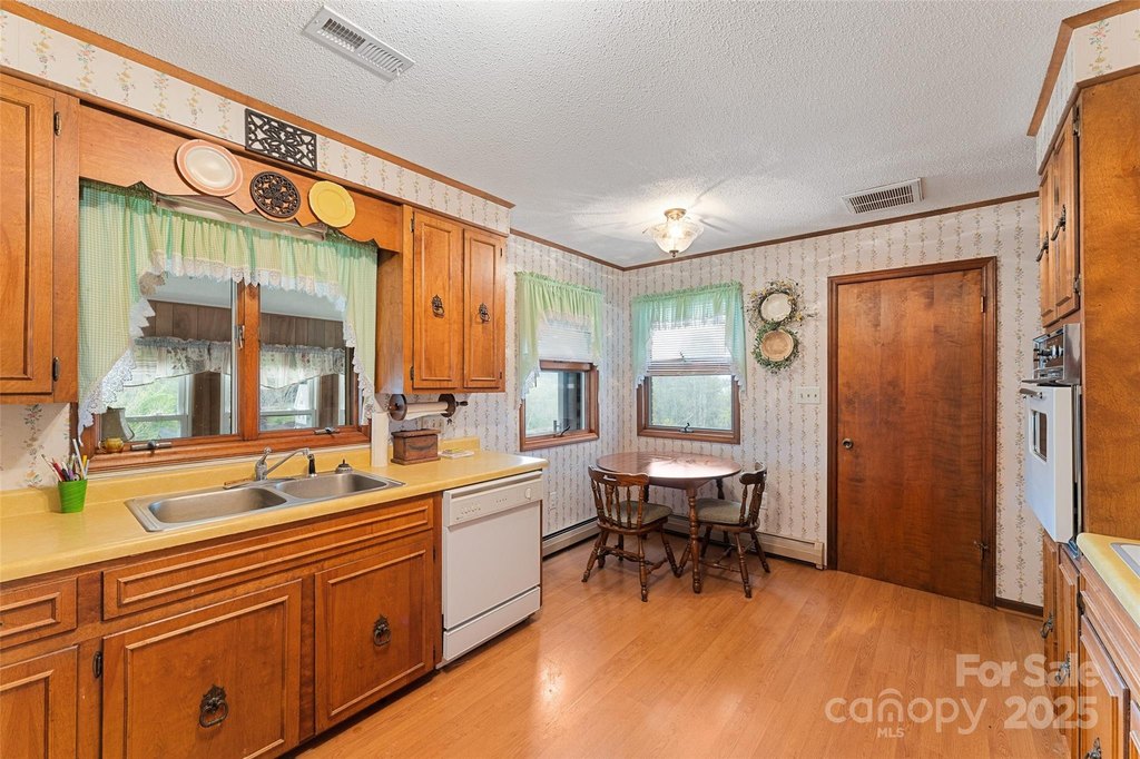 Leicester, North Carolina, 28748, United States, 3 Bedrooms Bedrooms, ,2 BathroomsBathrooms,Residential,Forsale,1960258