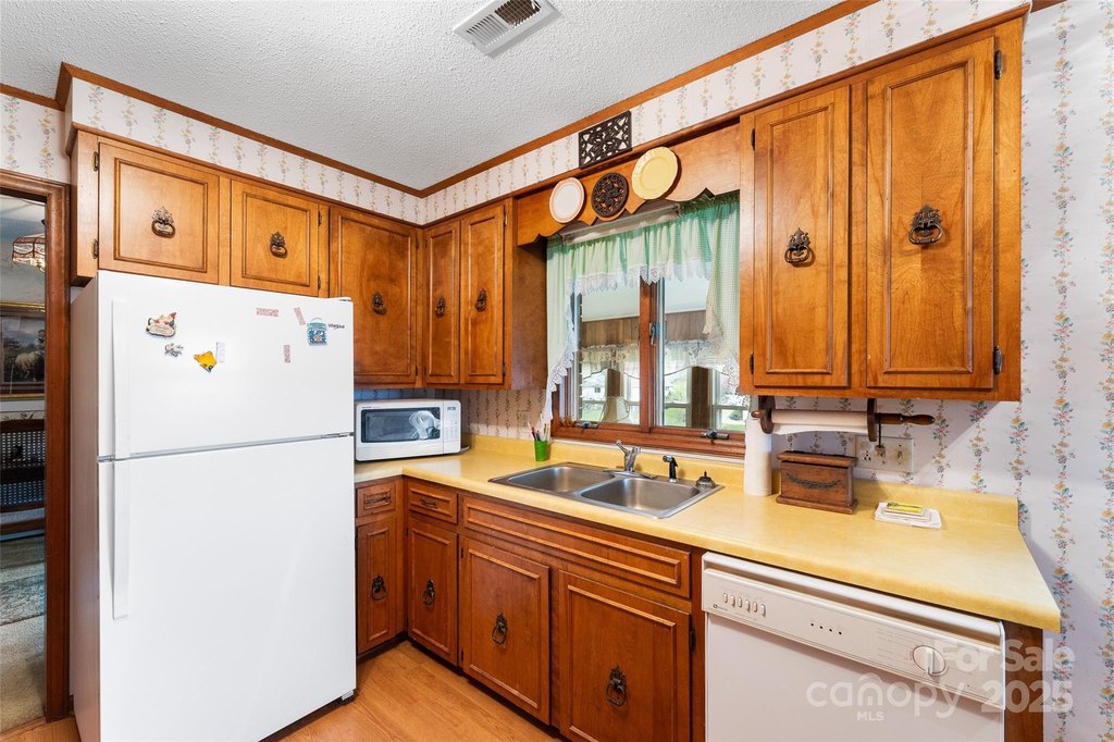 Leicester, North Carolina, 28748, United States, 3 Bedrooms Bedrooms, ,2 BathroomsBathrooms,Residential,Forsale,1960258