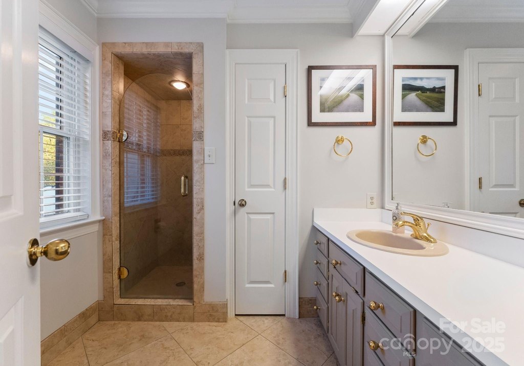 Hickory, North Carolina, 28601, United States, 4 Bedrooms Bedrooms, ,5.5 BathroomsBathrooms,Residential,Forsale,1953172