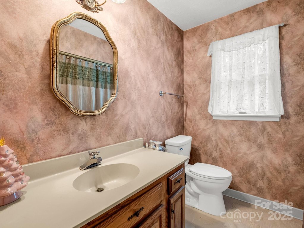 Hendersonville, North Carolina, 28791, United States, 4 Bedrooms Bedrooms, ,3 BathroomsBathrooms,Residential,Forsale,1960268