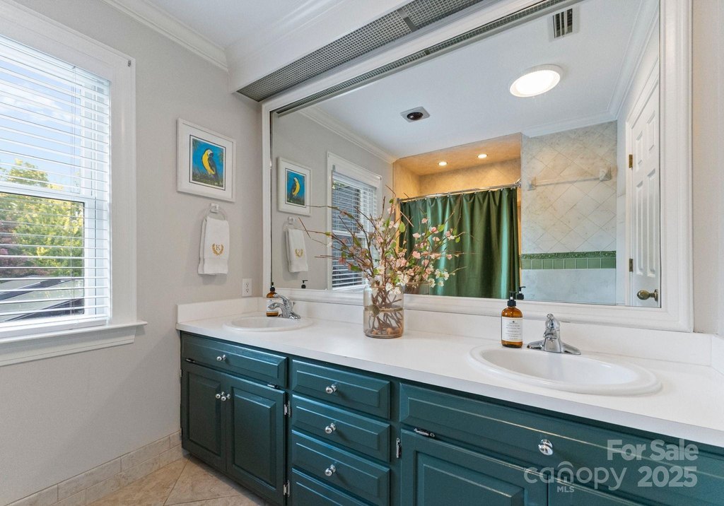 Hickory, North Carolina, 28601, United States, 4 Bedrooms Bedrooms, ,5.5 BathroomsBathrooms,Residential,Forsale,1953172