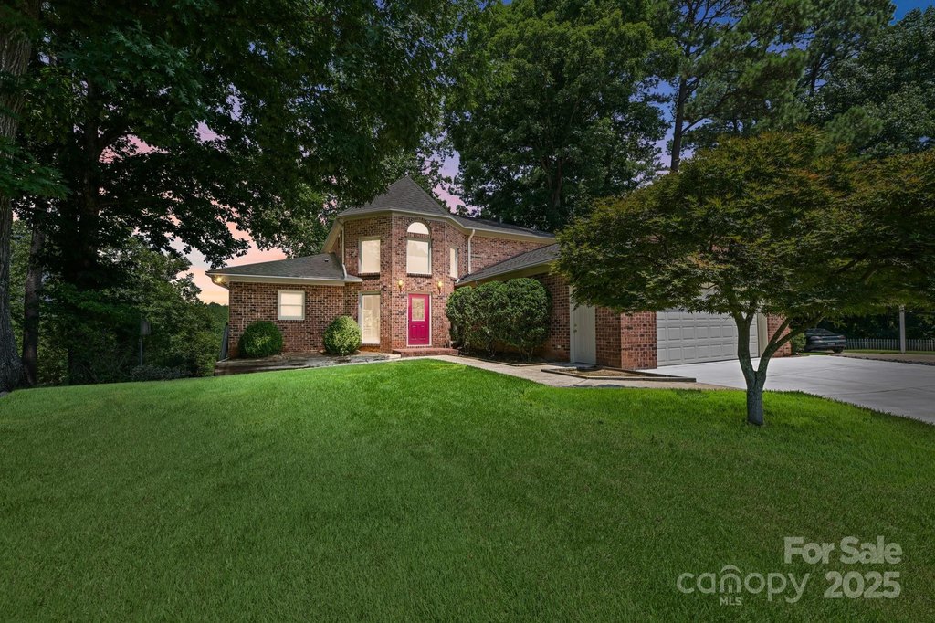 Tega Cay, South Carolina, 29708, United States, 4 Bedrooms Bedrooms, ,3.5 BathroomsBathrooms,Residential,Forsale,1934924