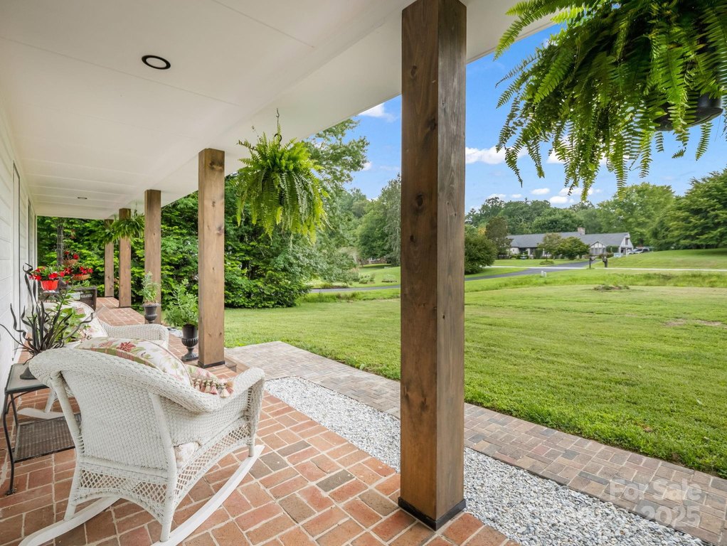 Hendersonville, North Carolina, 28791, United States, 4 Bedrooms Bedrooms, ,3 BathroomsBathrooms,Residential,Forsale,1960268