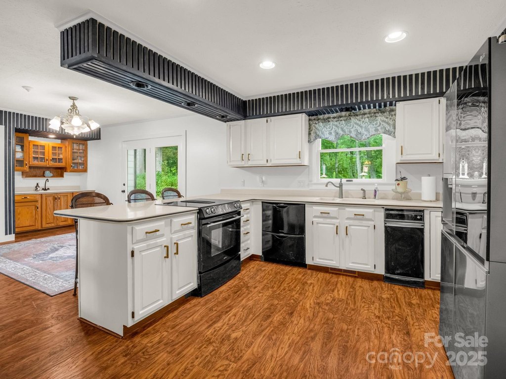 Hendersonville, North Carolina, 28791, United States, 4 Bedrooms Bedrooms, ,3 BathroomsBathrooms,Residential,Forsale,1960268