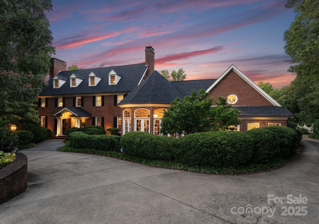Hickory, North Carolina, 28601, United States, 4 Bedrooms Bedrooms, ,5.5 BathroomsBathrooms,Residential,Forsale,1953172